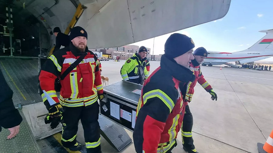 Первые украинские спасатели прибыли в Турцию: с собой – Starlink и дроны 