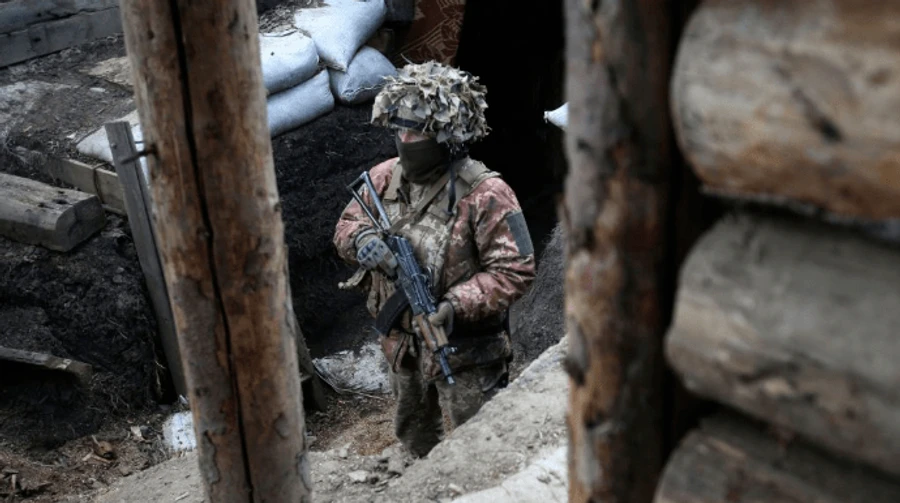 На Донбасі підірвався військовий