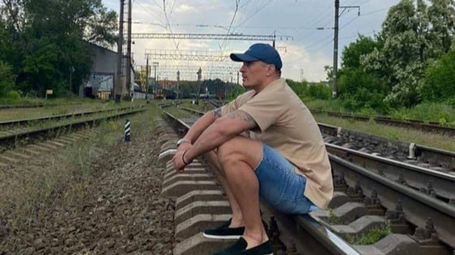 Укрзалізниця просить Усика більше не фотографуватися на коліях