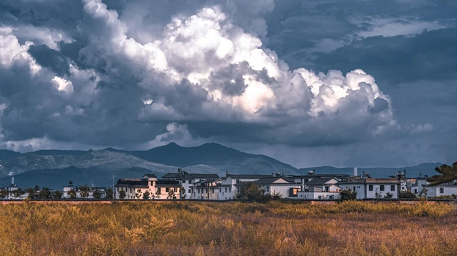 Україні прогнозують комфортні 20 градусів тепла, грози та штормовий вітер