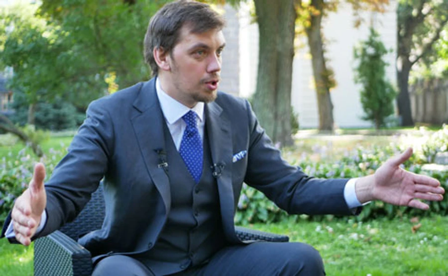 Премьер сетует на рекордные долги: Каждая третья гривня пойдет на погашение