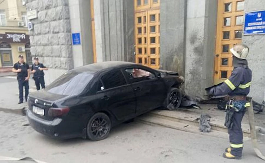 В Харькове авто въехало в здание горсовета, есть пострадавший