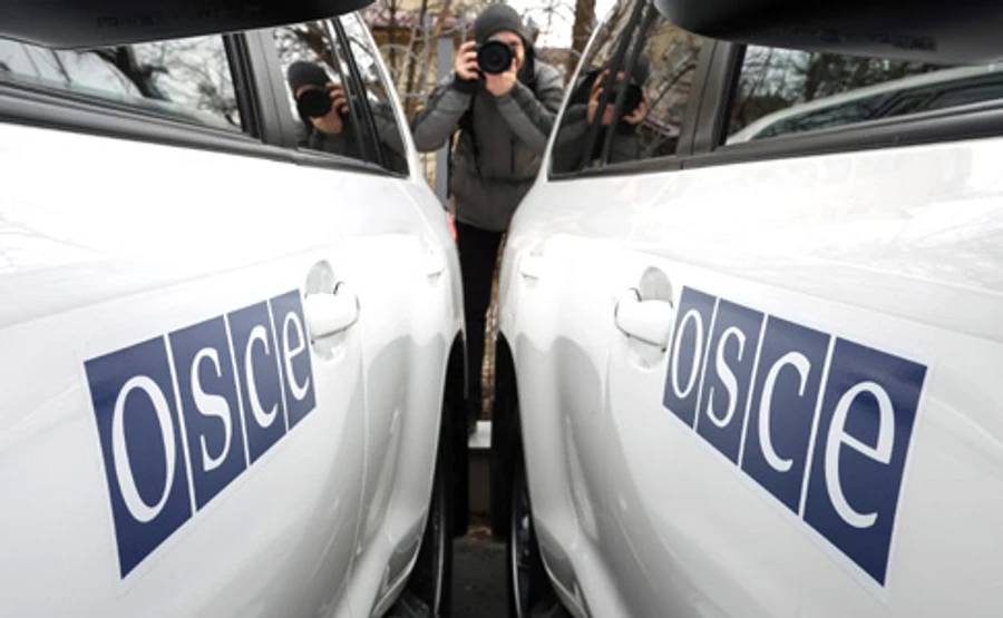 Боевик бросил предмет, вероятно дымовую гранату, в патруль ОБСЕ