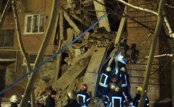 У Чернігові обвалився під'їзд гуртожитку, під завалами люди