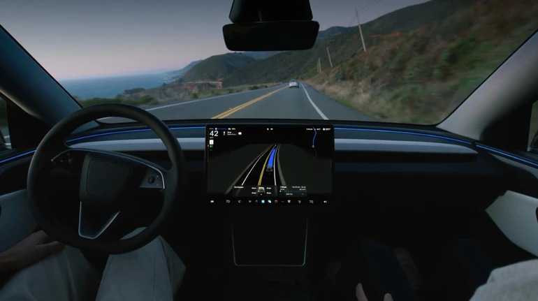 Маск заявив, що оновлений автопілот Tesla дає змогу надсилати повідомлення за кермом
