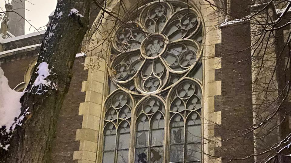 Attacco a Lviv: drone russo danneggia vetri colorati della Chiesa di San Olha e Elisabetta