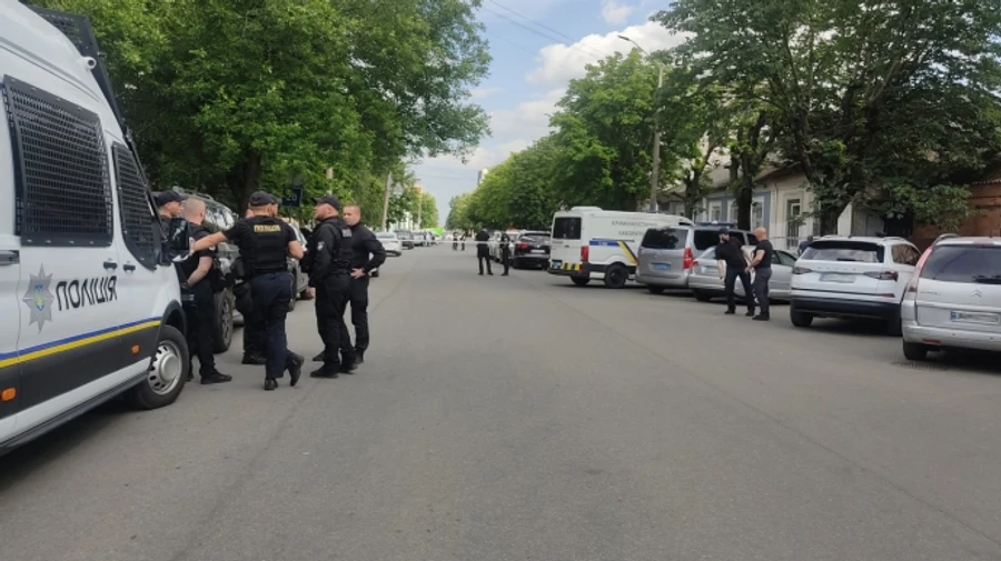 На вулиці Житомира чоловік застрелив жінку і наклав на себе руки