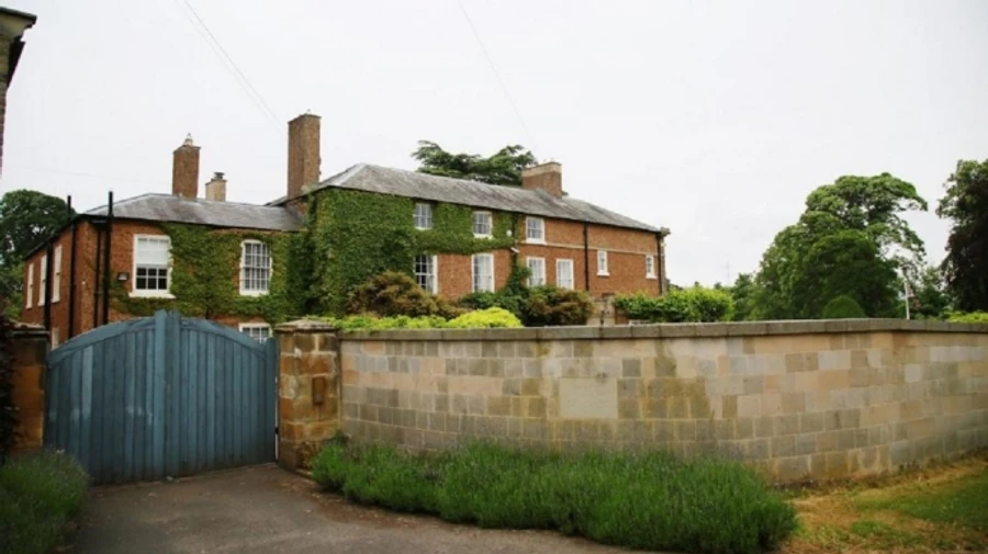 Четверо мужчин пробрались на территорию дома премьер-министра Британии