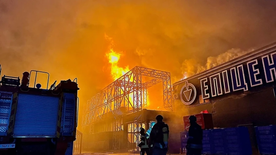  Россияне атаковали Херсон: горел недействующий Эпицентр, жилые дома и машины 