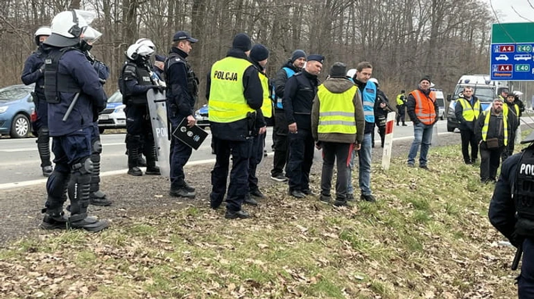 Репортаж с границы: как польские власти и протестующие блокируют торговлю с Украиной