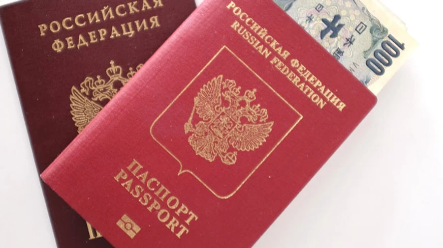 В России у сотрудников госкомпаний и чиновников забирают загранпаспорта – росСМИ