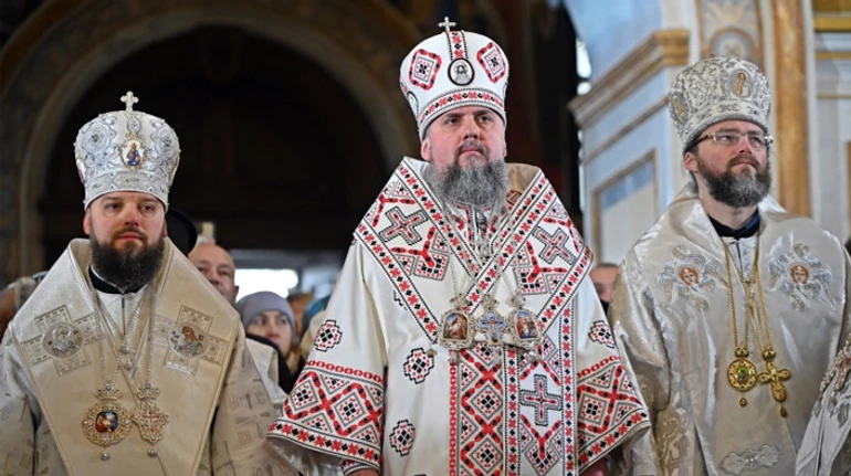 Не менее красноречиво, чем обращение. Символизм наряда Митрополита Эпифания на исторической службе в Лавре