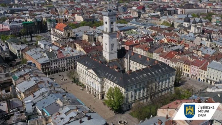 Long queues to enter Lviv as the city remains calm