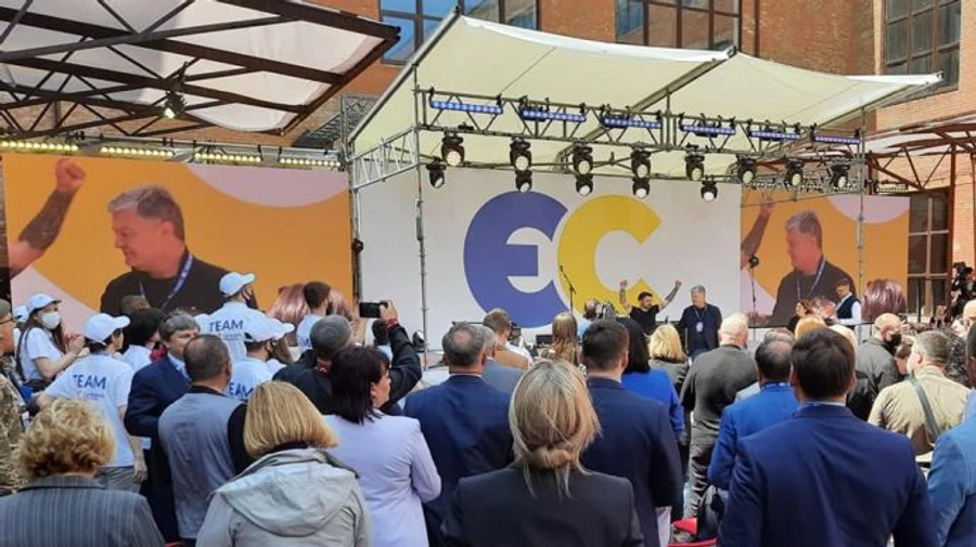 Партия Порошенко собралась на масштабный съезд в Киеве, ее поздравил Кличко