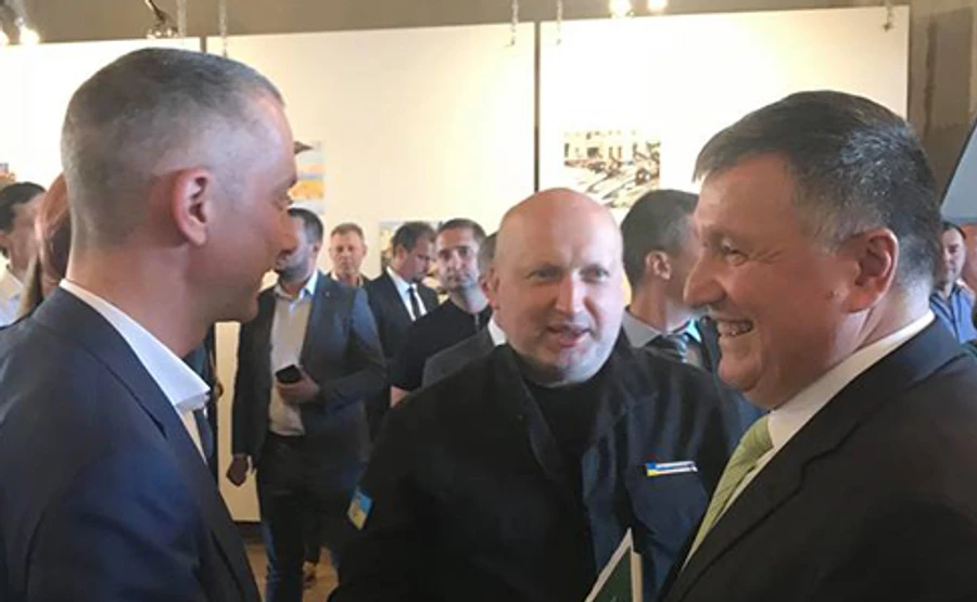 На презентацию книги Авакова пришли пол Народного фронта, Гройсман и Ложкин