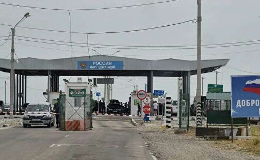 Російські прикордонники в Криму затримали українця за книгу