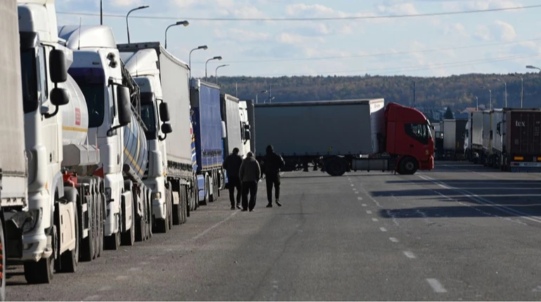 В пунктах пропуска на границе с Польшей приостановили оформление заполненных грузовиков