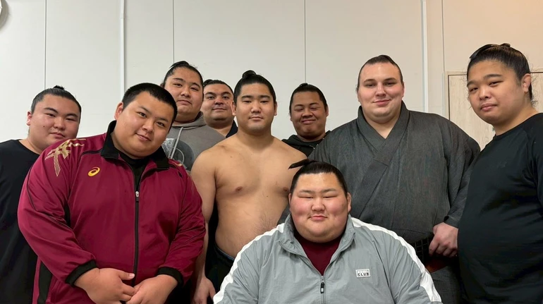 Сумоїст Аонішікі отримав церемоніальний одяг із традиційними орнаментами Вінницької області