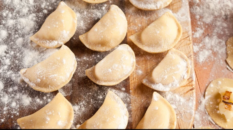 Вареники на парі, в окропі, в духовці та морозилці: рецепти тіста та начинок, які ви шукали