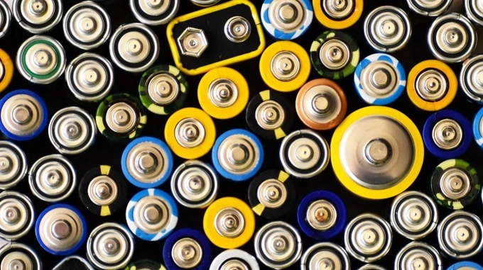 У Франції на переробному заводі згоріло 900 тонн літієвих батарей