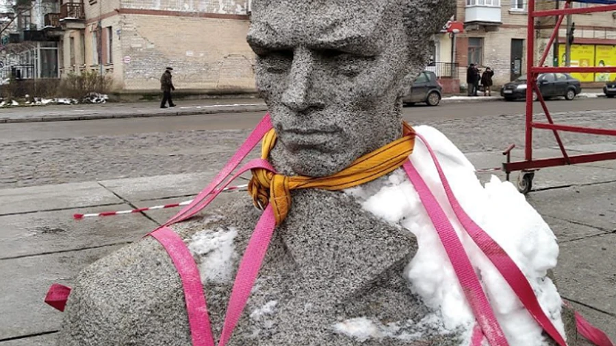 Одещина демонтує пам'ятник Суворову, Хмельниччина – Островському 