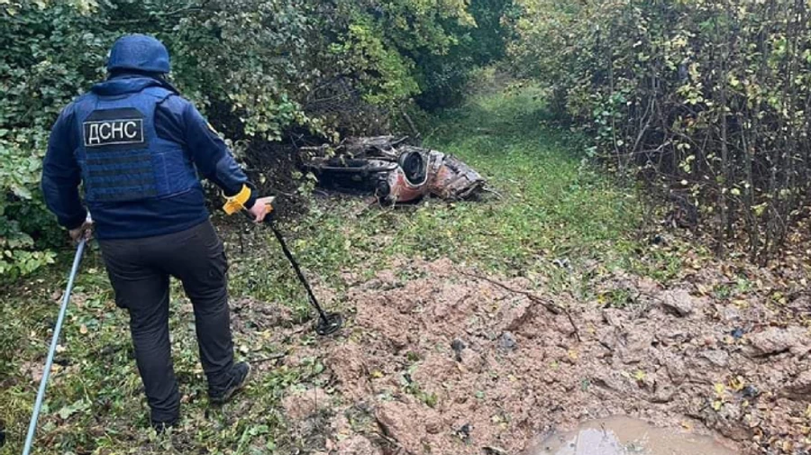 Car with four men inside drives over landmine in Chernihiv Oblast
