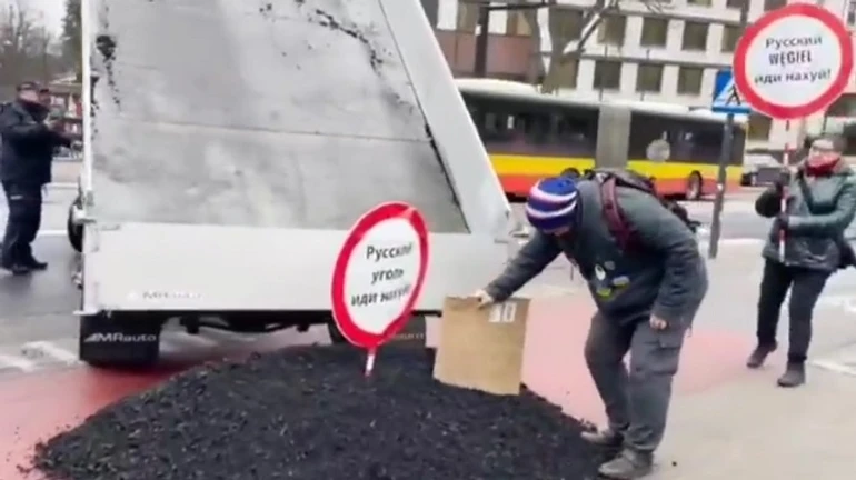 Під посольством Росії у Польщі висипали машину вугілля