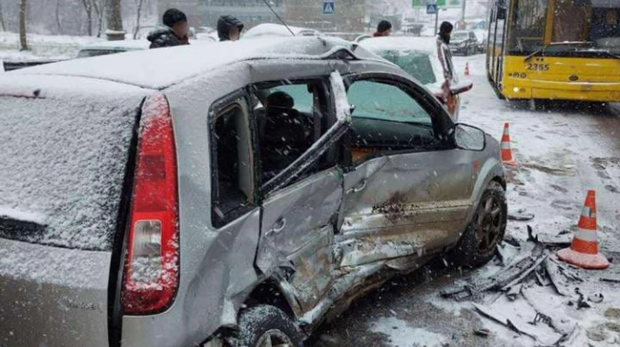 Сніг в Україні: протягом дня в ДТП загинули 13 людей