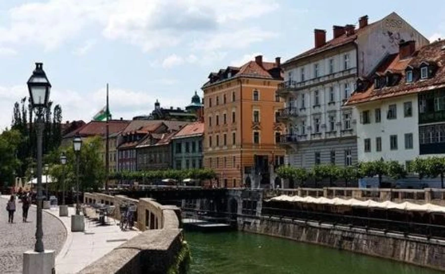 Словенія зобов’язала всіх носити маски і посилила обмеження на пересування