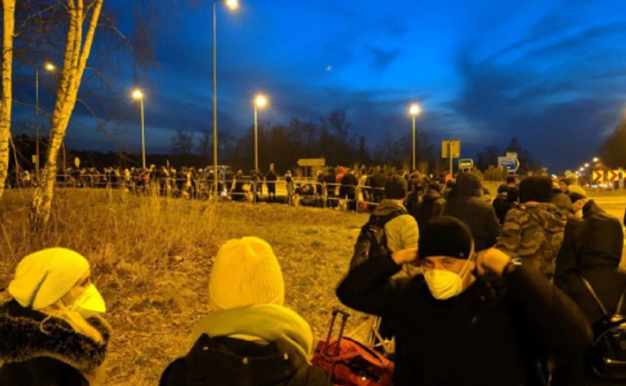 После заявления о закрытии границы домой массово устремились украинцы из Польши