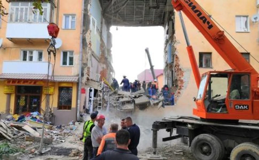 В результаті обвалу під'їзду в Дрогобичі загинули 8 осіб, рятувальні роботи завершили