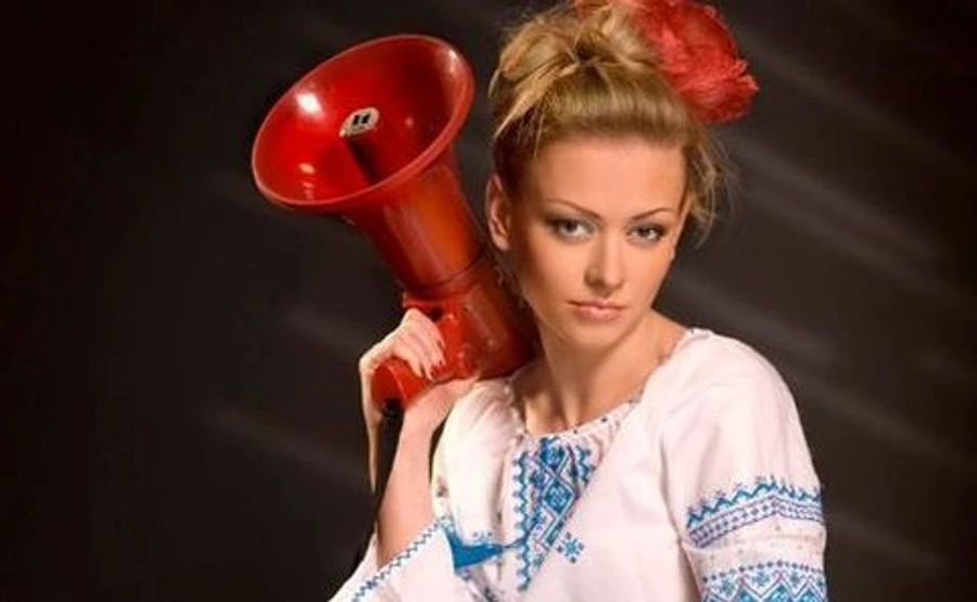 Полторак наградил куму Порошенко оружием за честь и доблесть