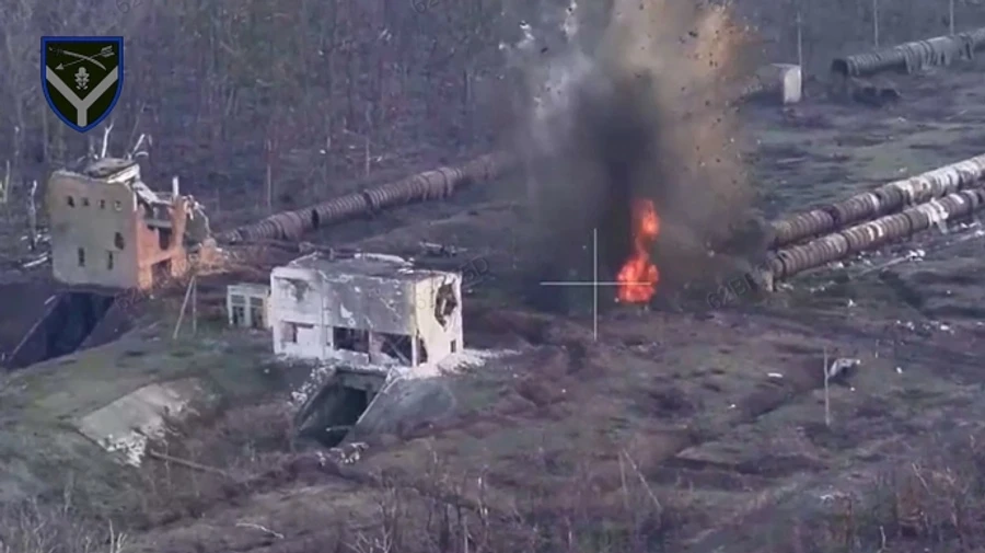 Russians set fire to collector with hundreds of dead soldiers near Chasiv Yar – video