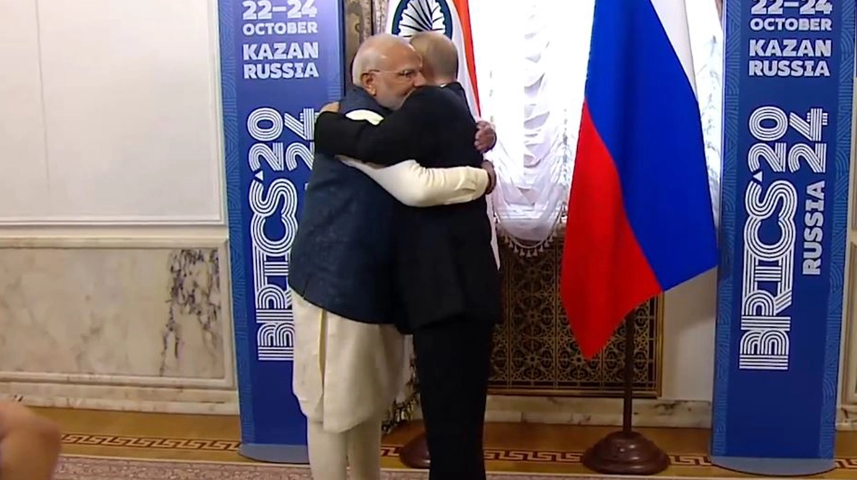Indian PM hugs Putin in Russia and talks about peaceful settlement of ...