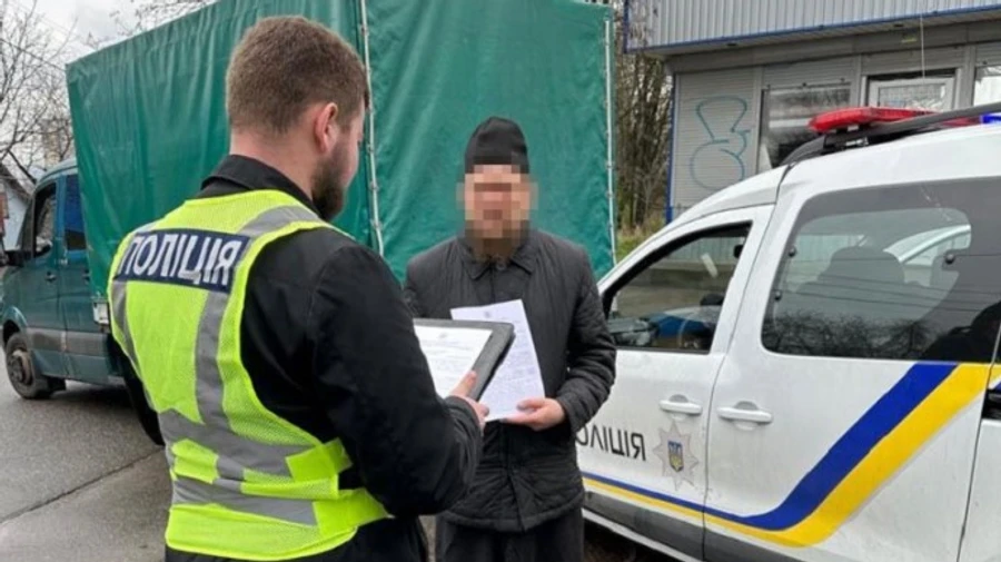 Поліція взялась за священника УПЦ МП, який напав на журналістів у Лаврі