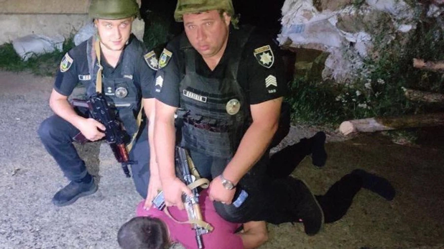 В Киевской области мужчина расстрелял флаг Украины и угрожал полицейским гранатой