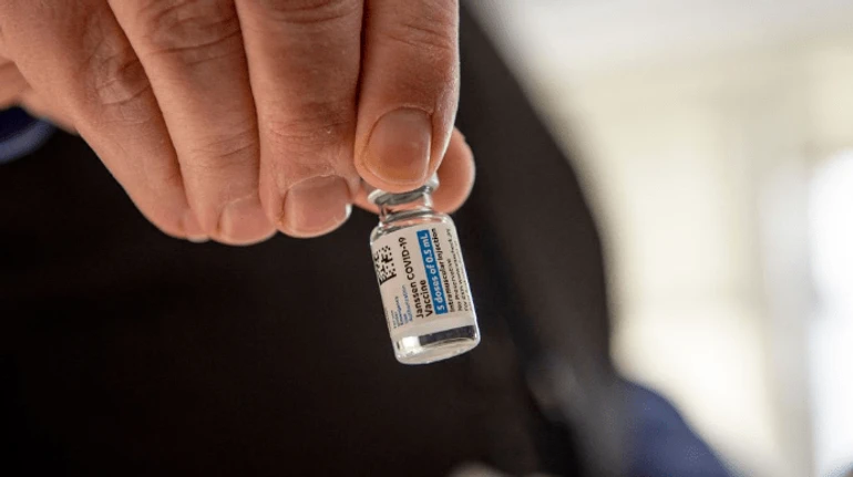 Советники регулятора США рекомендовали вакцинироваться Pfizer и Moderna вместо J&J