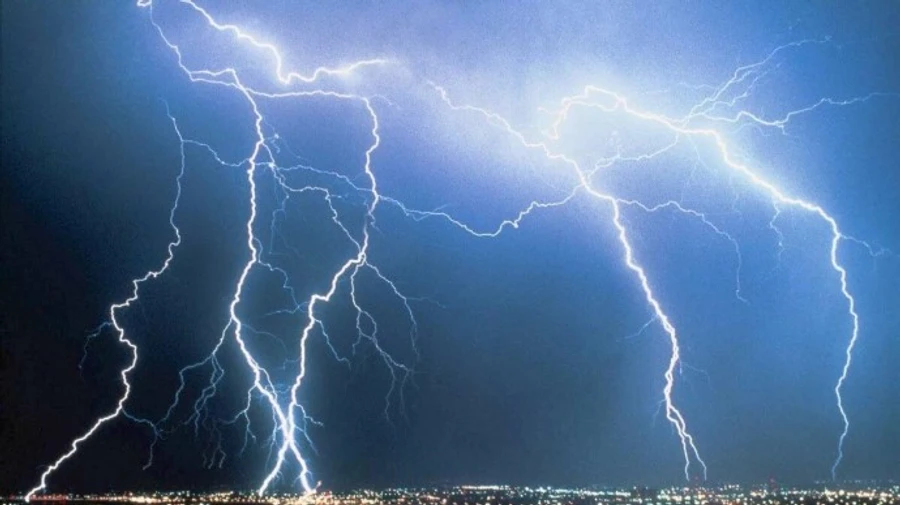 Жителей Киевской области предупредили о сильных грозах: 1-й уровень опасности