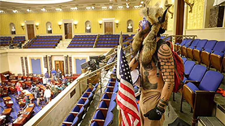 Хаос заради Трампа: як фанати президента США штурмували Капітолій