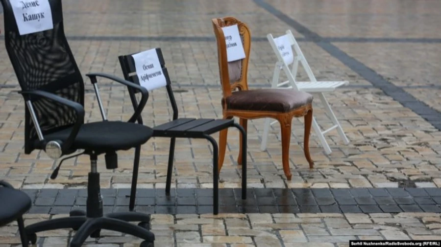 У Києві пройшла акція Порожні стільці на підтримку українських бранців Кремля