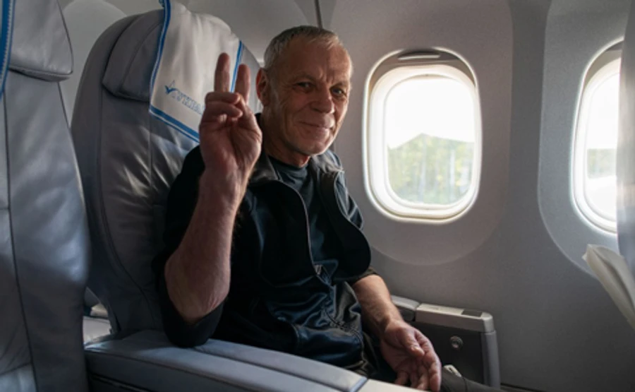 У Зеленского показали, как узники Кремля летели домой