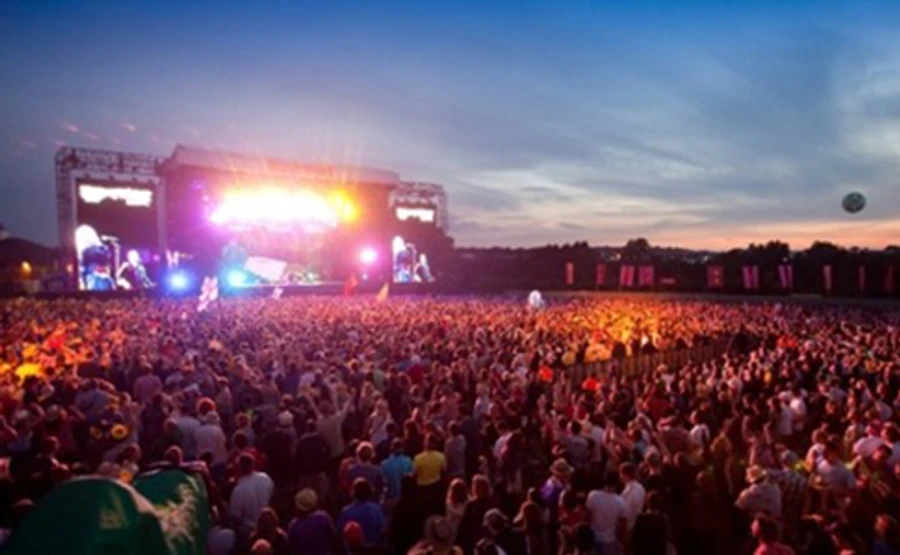 На рок-фестивале Kozak Fest-за урагана обрушилась крыша сцены