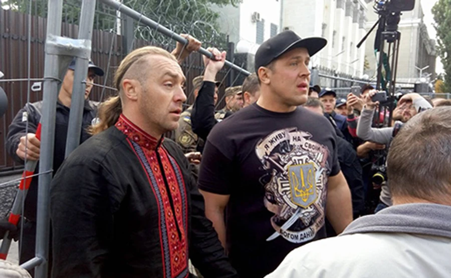 Свободівці пошкодили паркан і побили людину під посольством РФ