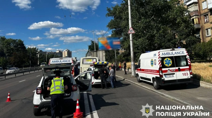 В Киеве маршрутка врезалась в грузовик: 12 пострадавших, среди них несовершеннолетняя