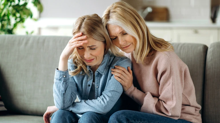 Як підтримати людину після втрати: 30+ фраз, яких краще уникати