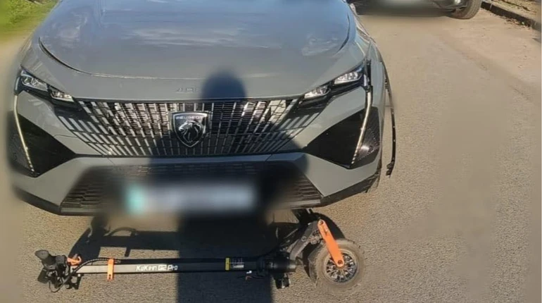 На Київщині авто зіткнулося з самокатом, на якому їхали діти: один хлопчик загинув, інший у лікарні