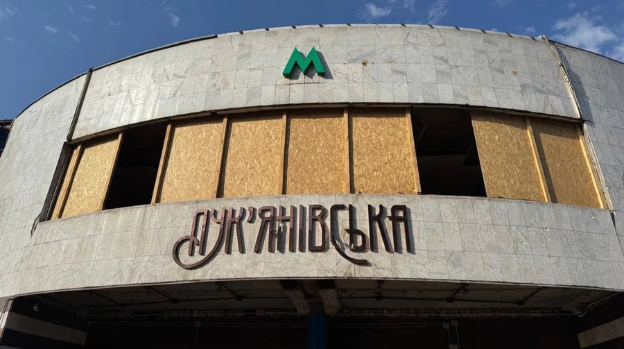 В Киеве из-за обстрела ограничили работу метро: закрыты станция Лукьяновская и вход на станцию Крещатик