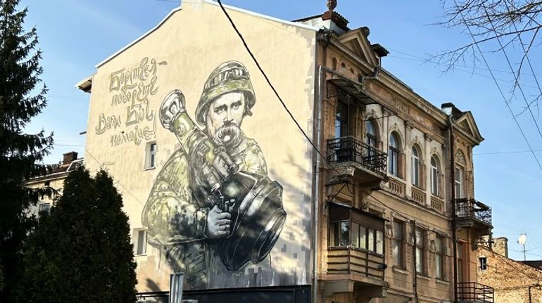 Сто метрів горя та кав'ярень. Чим живе та як змінюється Франківськ під час війни