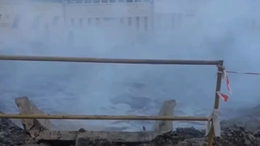 В центре Киева залило улицу кипятком из-за прорыва трубы