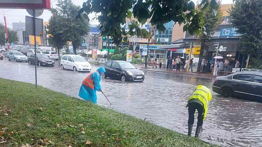 Во Львове из-за ливня останавливались троллейбусы и трамвай